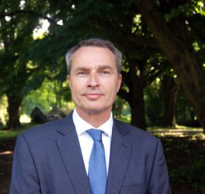 Uitvaartondernemer Rotterdam | A.J. van Essen Uitvaart Rotterdam | Waardig én betaalbaar